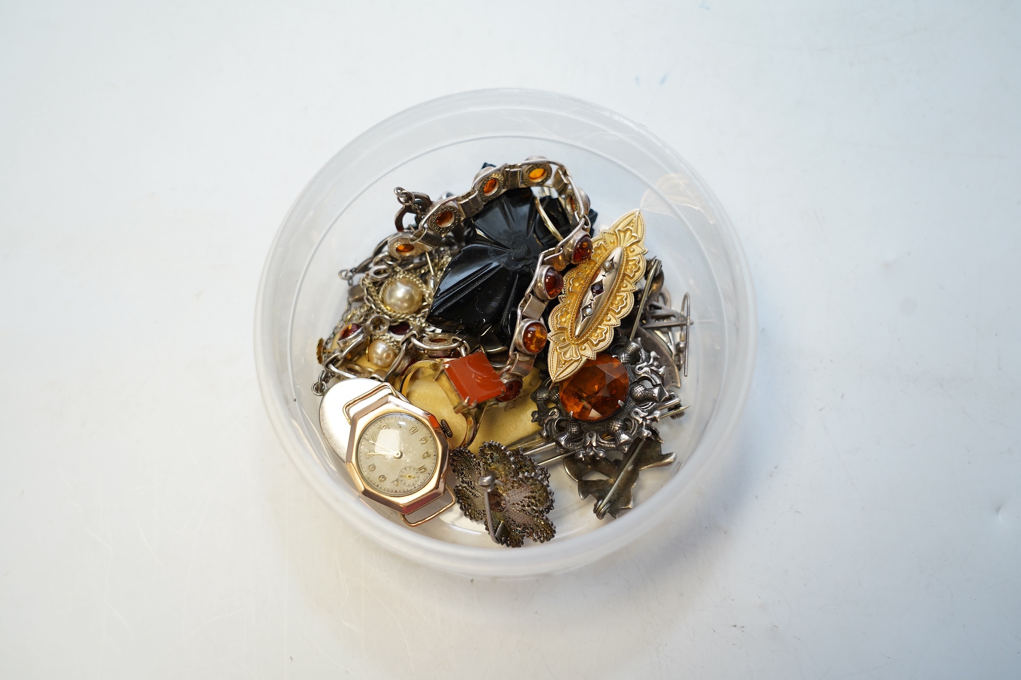 A quantity of assorted jewellery including a late Victorian 9ct gold and gem set brooch, a yellow metal and solitaire diamond set ring, a 925 and amber set bracelet, an Art Nouveau style 925 and amethyst set pendant neck